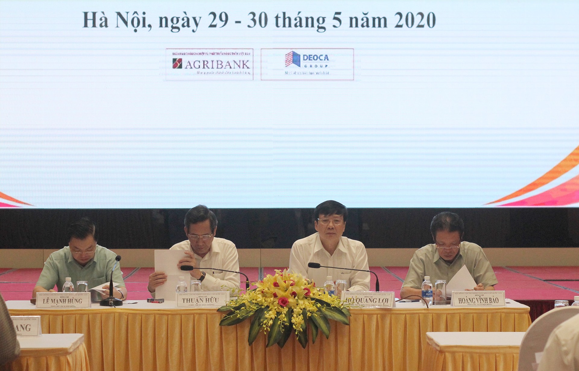 Đoàn chủ toạ điều hành phiên khai mạc Chung khảo giải báo chí Quốc gia lần thứ XIV - Năm 2019. Ảnh T.Vương