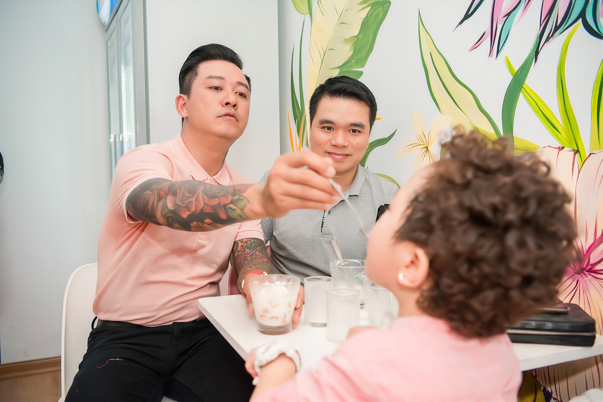Khi vợ bận bịu công việc, nam ca sĩ Tuấn Hưng thể hiện sự khéo léo khi chăm sóc và chơi với các con.
