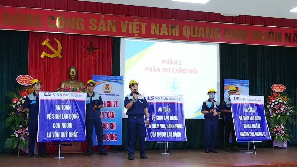 Màn chào hỏi sôi động, hấp dẫn của đội thi Công ty Cáp điện và hệ thống LS Vina. Ảnh MD