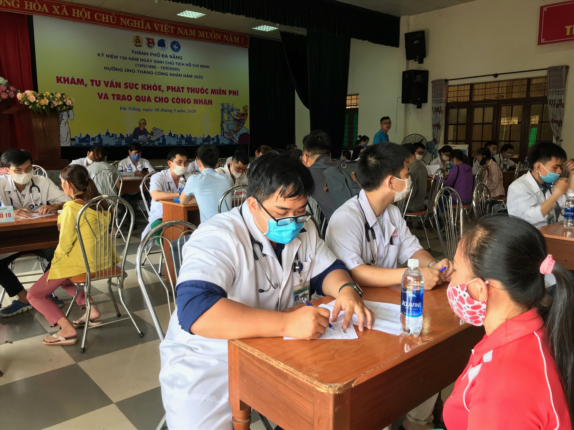 Gần 1000 lao động được khám bệnh và phát thuốc miễn phí. Ảnh: Tường Minh