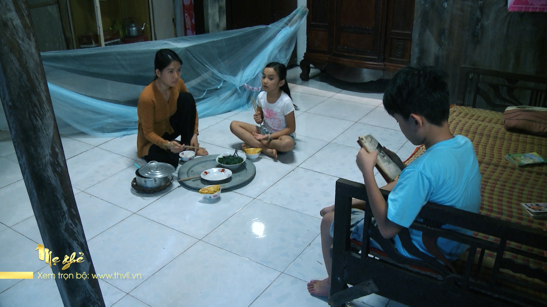 Bà Sang qua đời, Diệu chính thức trở thành “mẹ ghẻ“. Ảnh: Phim Mẹ ghẻ.