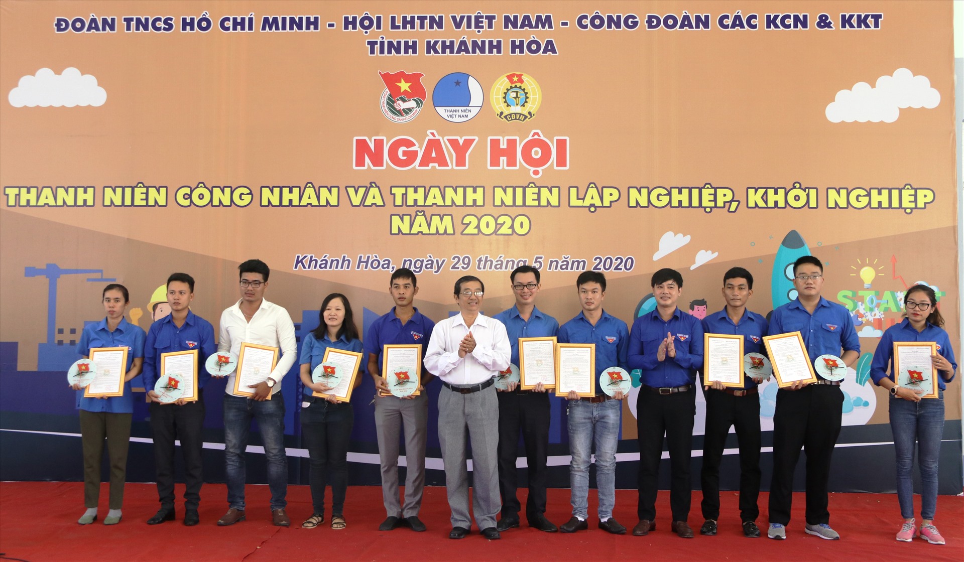 Lãnh đạo Tỉnh đoàn Khánh Hòa trao quyết định thành lập 10 chi đoàn kinh tế tư nhân năm 2020. Ảnh: Phương Linh