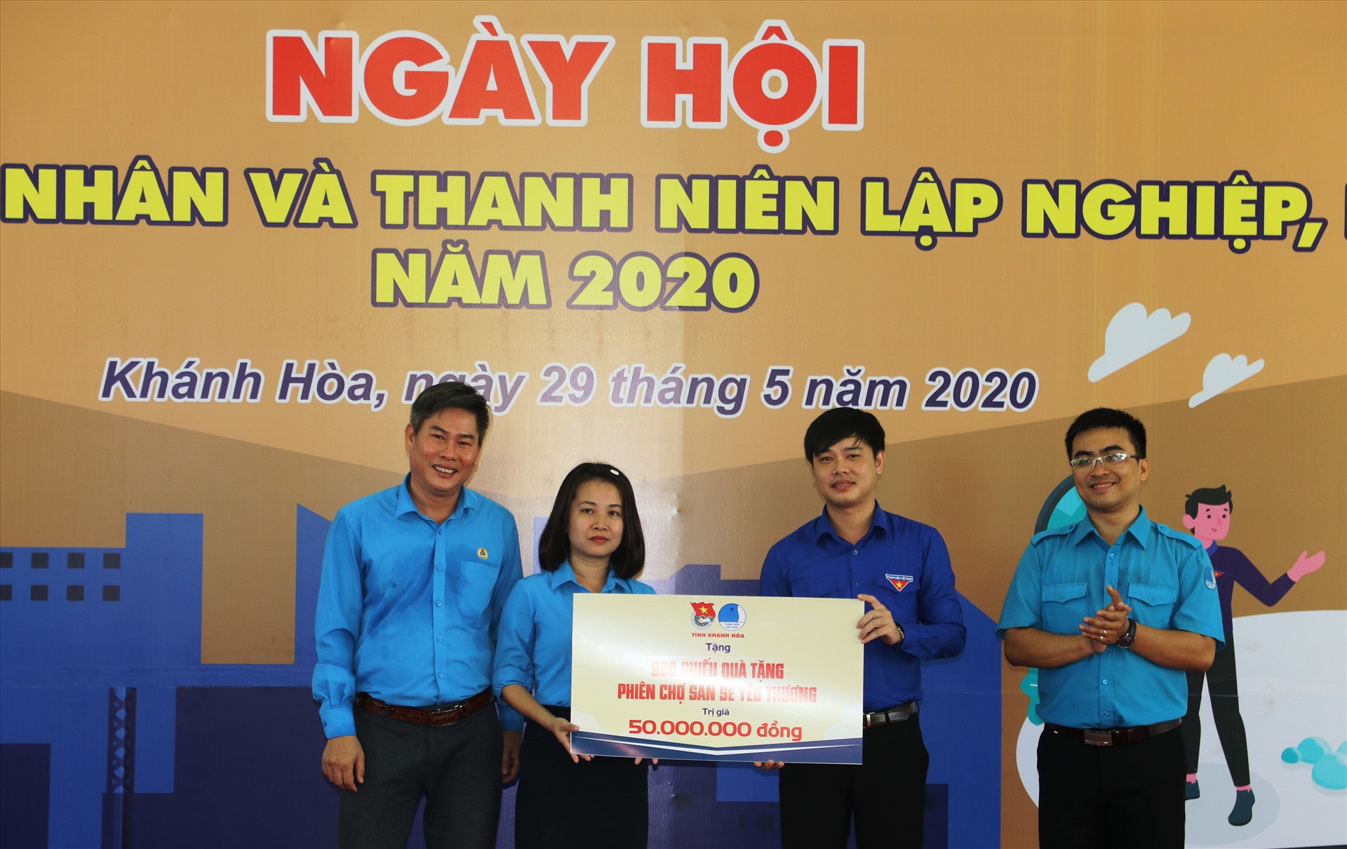 Công đoàn KKT-KCN Khánh Hòa tiếp nhận 900 phiếu mua hàng 0 đồng tại phiên chợ san sẻ yêu thương do tỉnh đoàn tặng. Ảnh: Phương Linh
