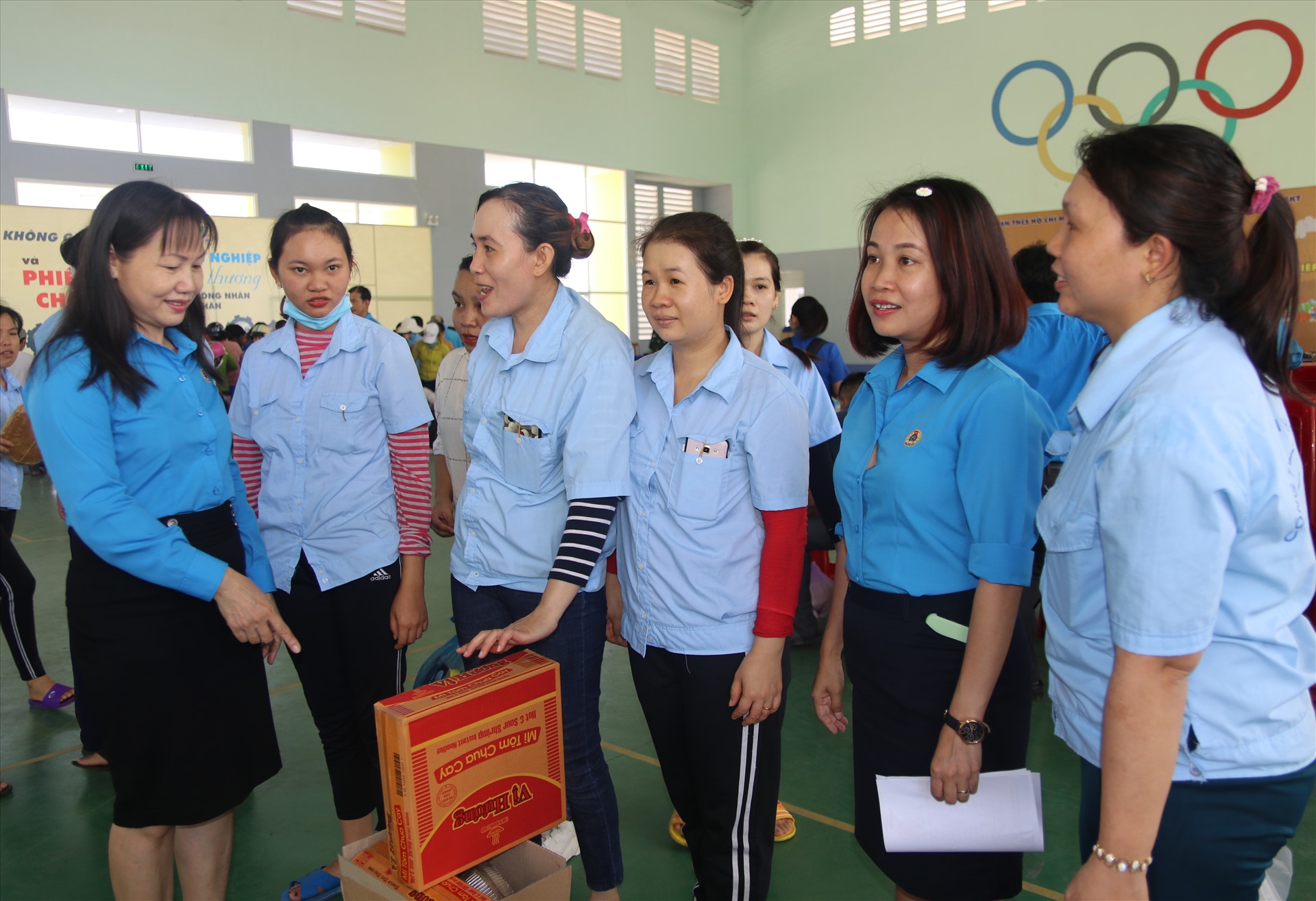Niềm vui của công nhân trong ngày hội. Ảnh: Phương Linh