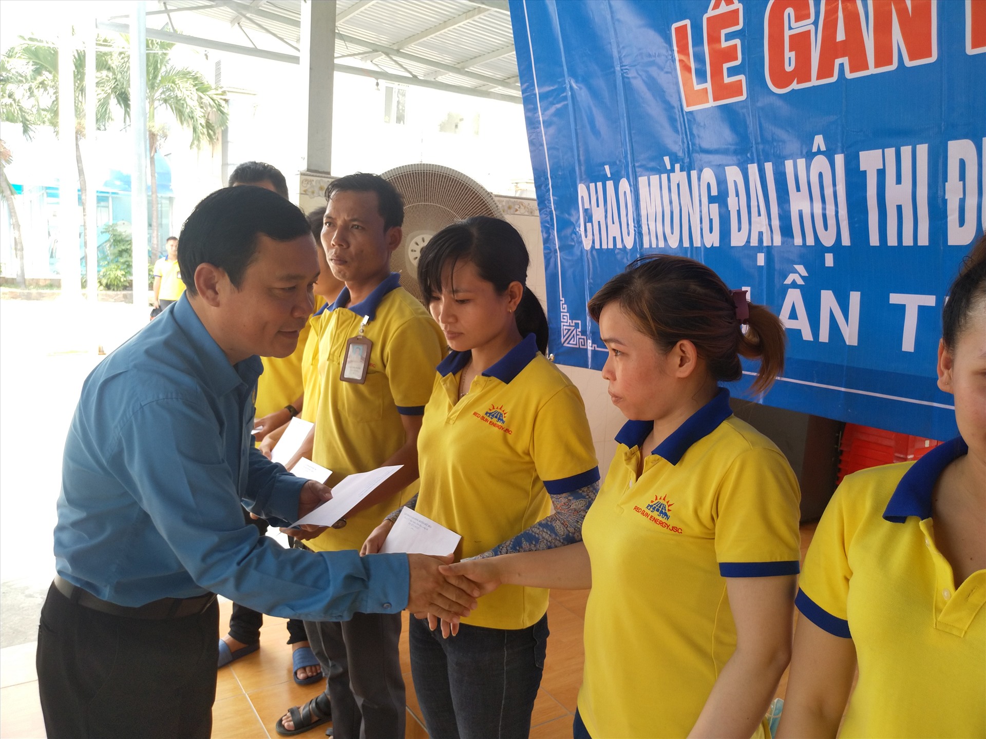 Trao quà cho công nhân tại Lễ gắn biển công trình. Ảnh: K.Q