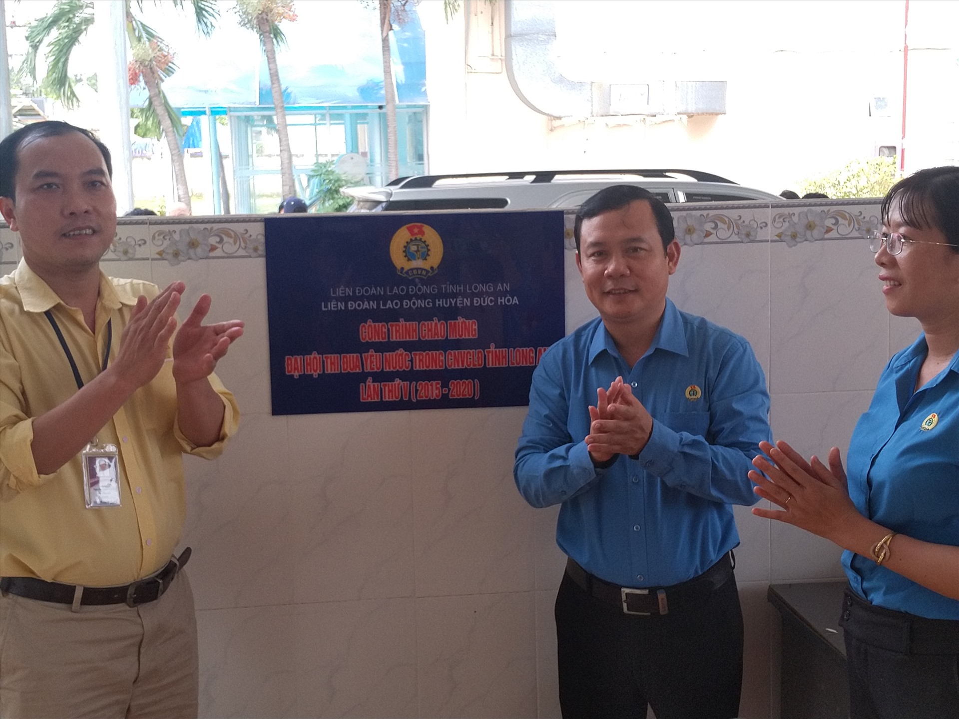 Ông Hồ Văn Xuân thực hiện nghi thức gắn biển công trình. Ảnh: K.Q
