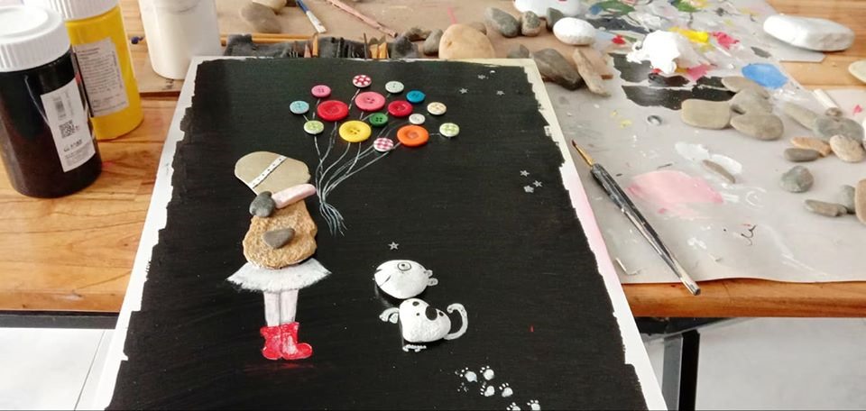 Cô giáo Ly Na viết nên chuyện từ những viên đá vô tri. Ảnh: Thanh Chung