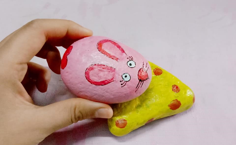 Cô giáo Ly Na viết nên chuyện từ những viên đá vô tri. Ảnh: Thanh Chung