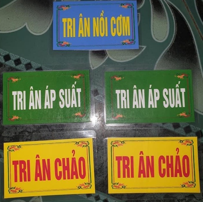 Các mặt hàng được bán với giá “tri ân“. Ảnh: TH.