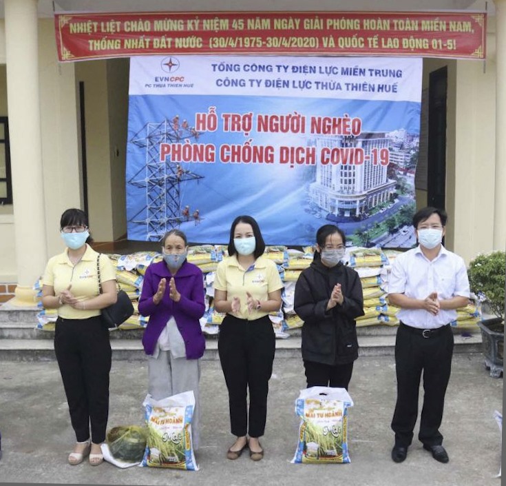 Công đoàn Công ty Điện lực Thừa Thiên Huế trao gạo cho các hộ gia đình khó khăn. Ảnh: Đoàn Phùng