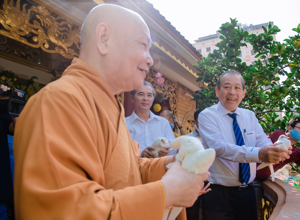 Phó Thủ tướng thả chim bồ câu cầu nguyện hòa bình. Ảnh: Đăng Huy