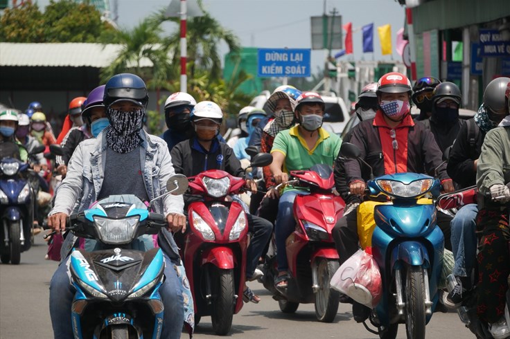 Người dân lỉnh kỉnh đồ đạc trở về TPHCM sau kì nghỉ lễ 30.4 và 1.5 Người dân lỉnh kỉnh đồ đạc trở về TPHCM sau kì nghỉ lễ 30.4 và 1.5