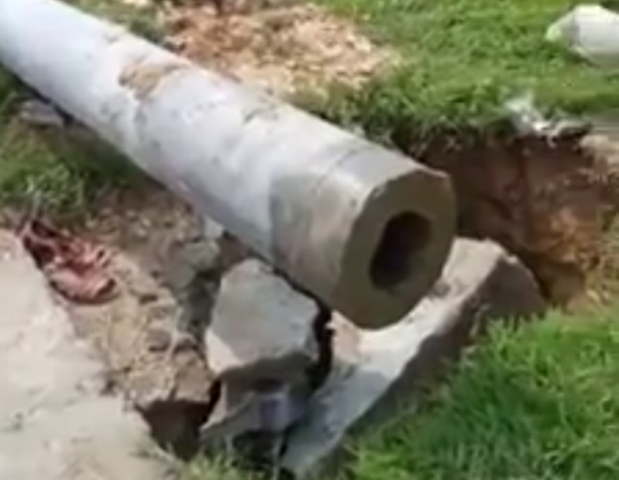 Phần móng bung ra nơi cột điện đổ khiến anh Ph. tử vong. Ảnh: TT