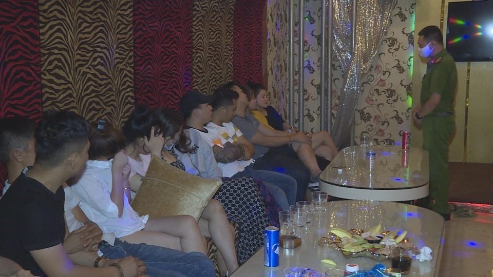 43 thanh niên Buôn Ma Thuột phê ma túy trong quán karaoke. Ảnh: Lin Xong