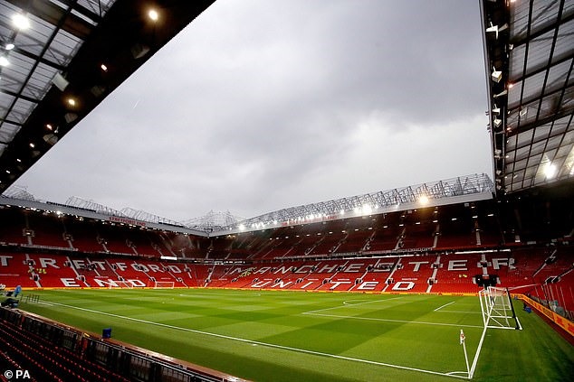 Old Trafford sẽ vắng bóng người từ giờ đến hết mùa. Ảnh: PA.