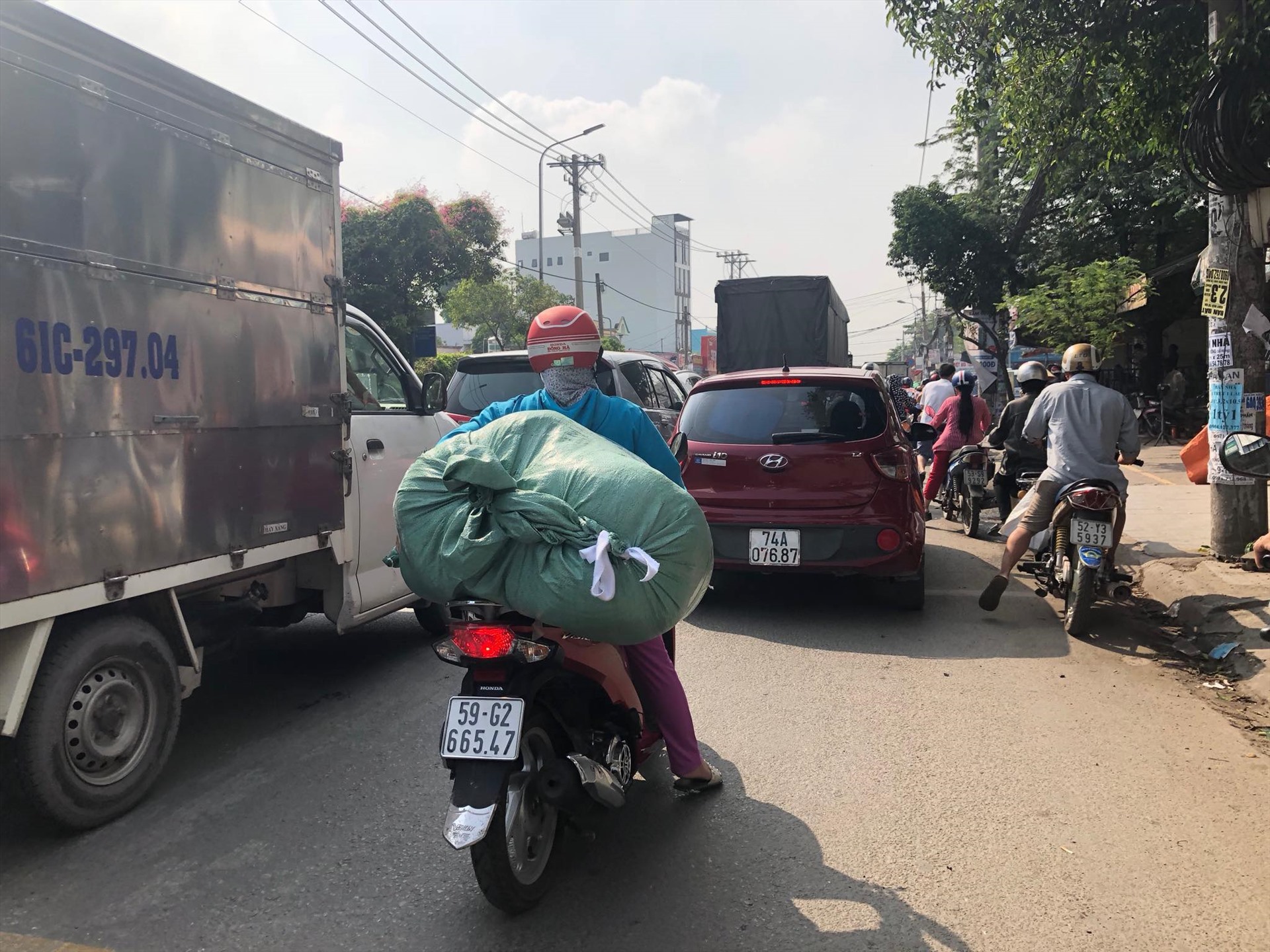 Xe máy phải chật vật di chuyển trên làn đường của mình. Ảnh Kiến Văn