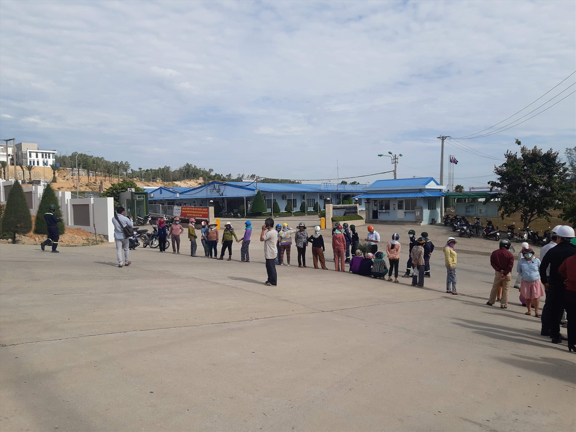 Người dân xã Bình Thuận vây quanh nhà máy Hòa Phát Dung Quất.