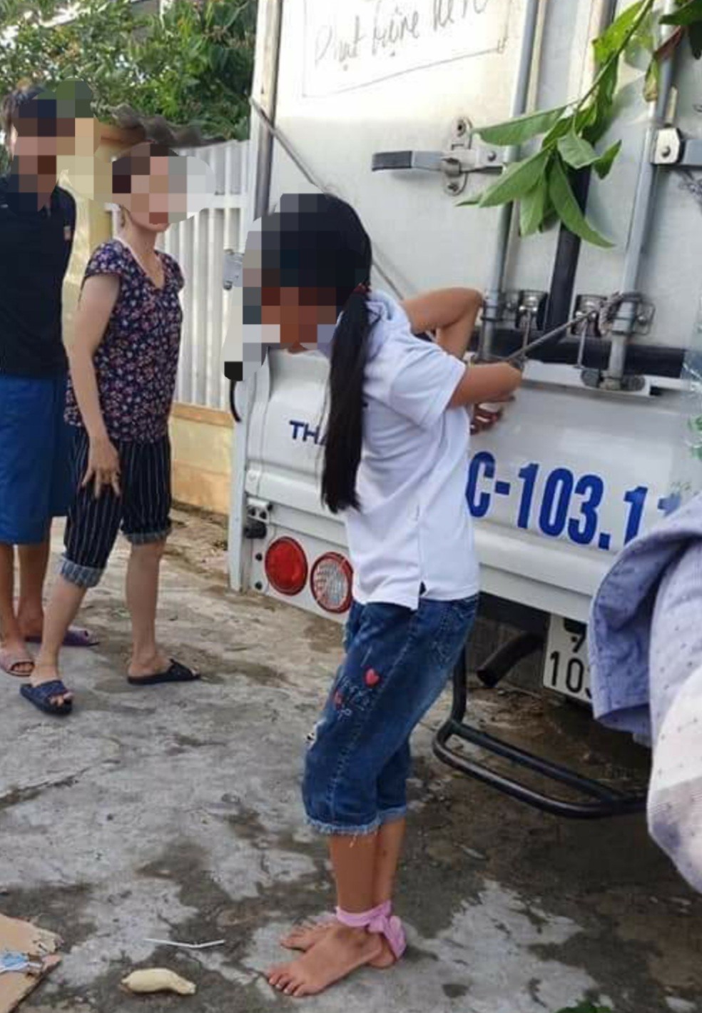 Nhiều người dân chứng kiến đã rất bức xúc vì hành động trên. Ảnh cắt từ Clip