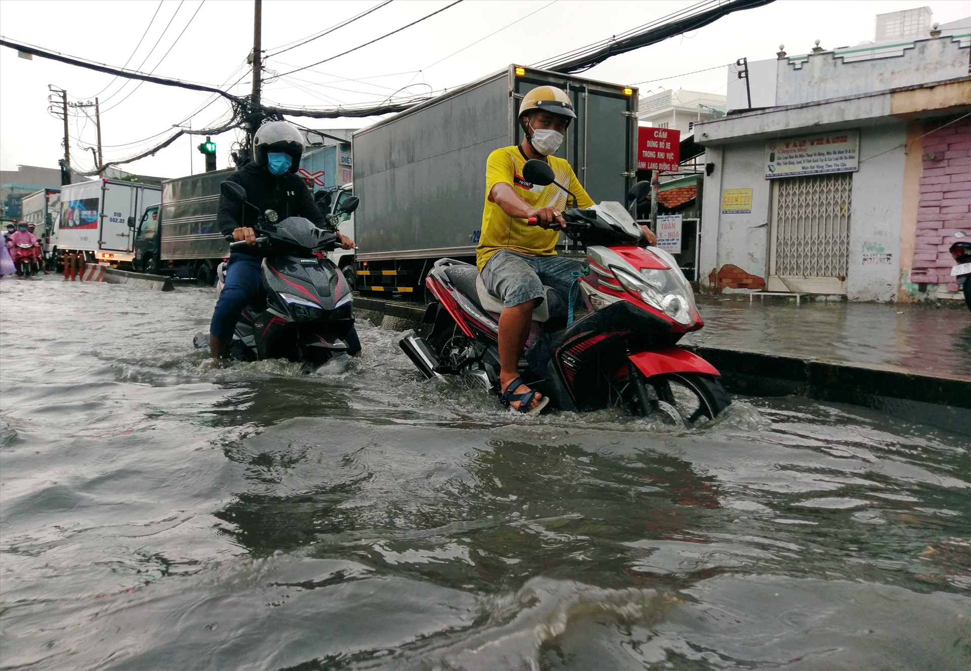 Nước ngập khiến phương tiện đi lại khó khăn. Ảnh: Minh Quân