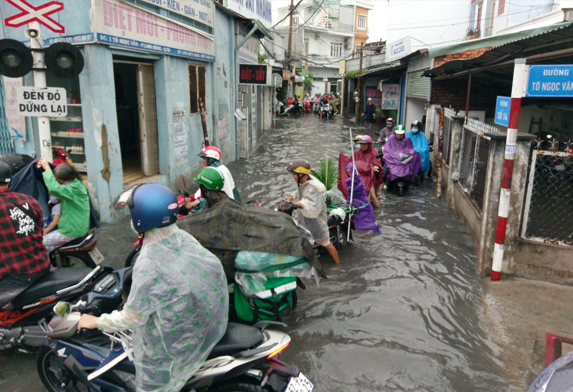 Các con hẻm cũng lênh láng nước . Ảnh: Minh Quân