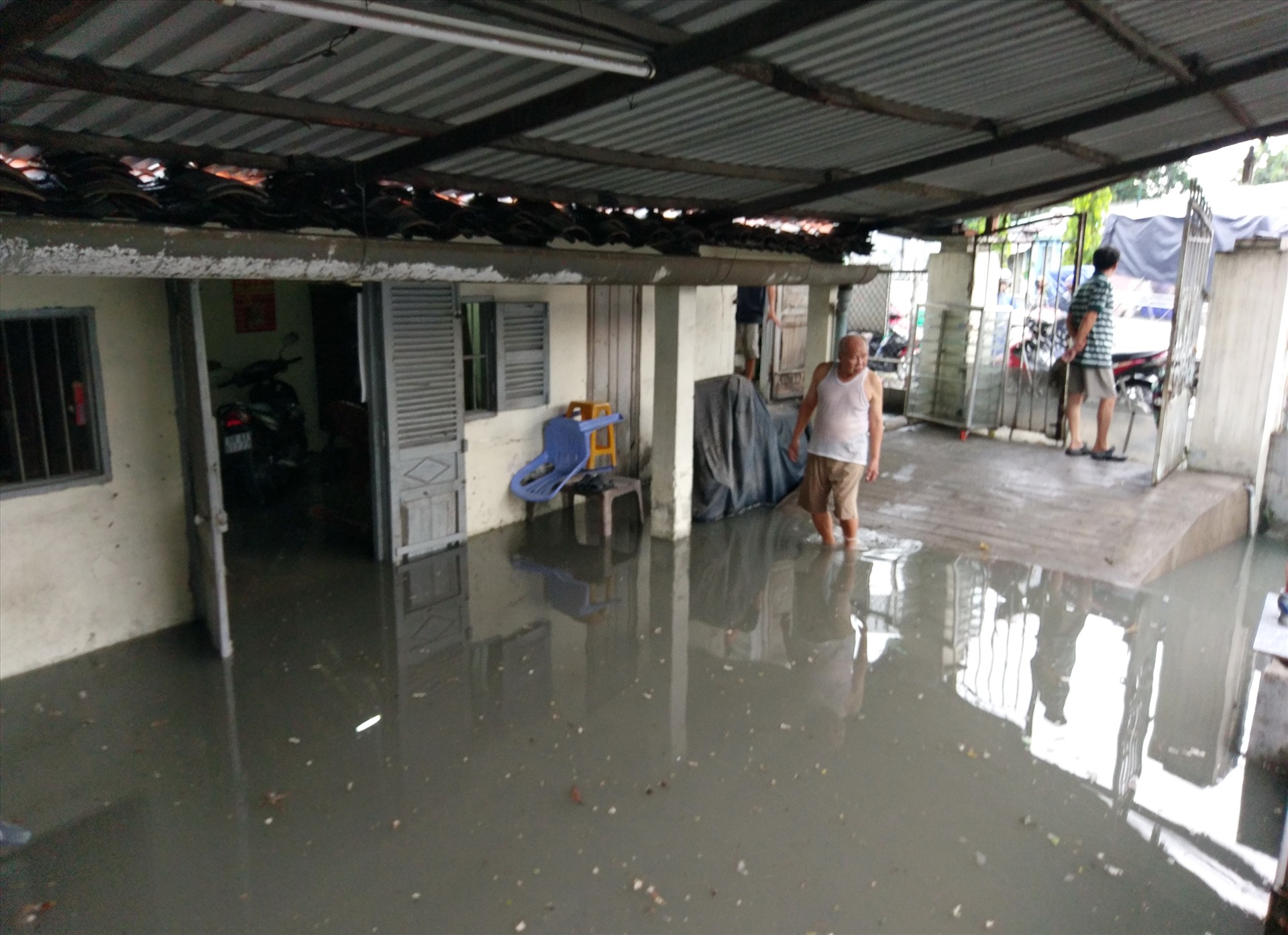Một nhà dân trên đường Tô Ngọc Vân bị nước ngập sâu. Ảnh: Minh Quân