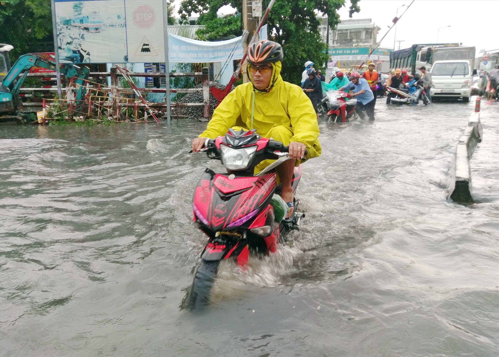 Nước ngập gần lút bánh xe máy trên đường Tô Ngọc Vân (quận Thủ Đức). Ảnh: Minh Quân