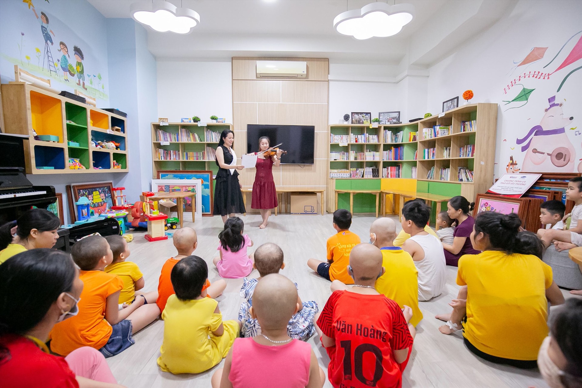 Ca sĩ Phạm Thuỳ Dung và nghệ sĩ violin - hát tặng nhiều ca khúc cho trẻ em mắc bệnh hiểm nghèo. Ảnh: Nhân vật cung cấp.