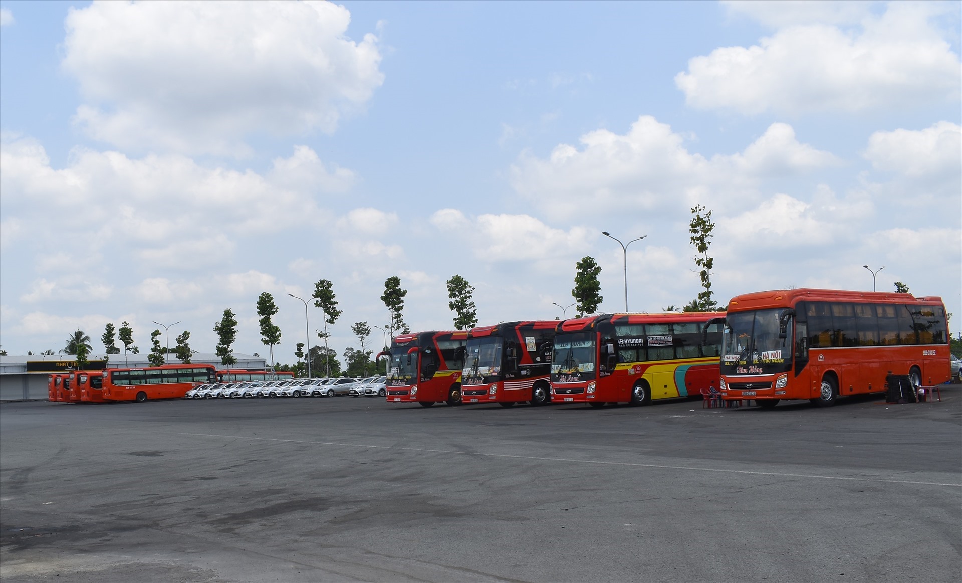Xe khách đậu tại bến xe trung tâm TP.Cần Thơ. Ảnh: Tr.L.