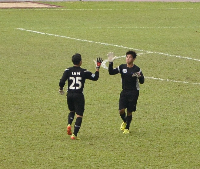 Thủ môn Lương Hùng Vũ vào thay Nhật Trường giúp U15 Đồng Tháp thắng U15 PVF ở chung kết U15 Quốc gia 2014. Ảnh: Nguyễn Đăng.