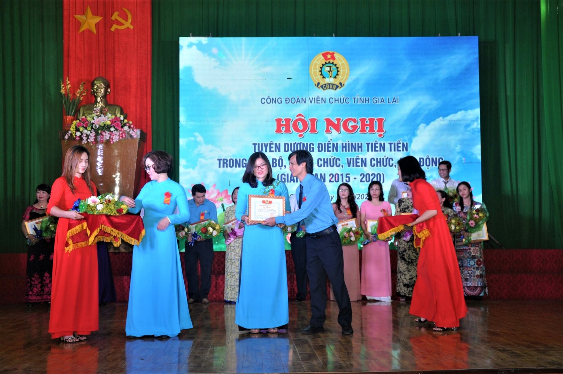 Ông Võ Hữu Hải trao bằng khen cho các cá nhân có thành tích xuất sắc trong phong trào thi đua lao động giỏi và xây dựng tổ chức Công đoàn vững mạnh. Ảnh: CĐVC Gia Lai