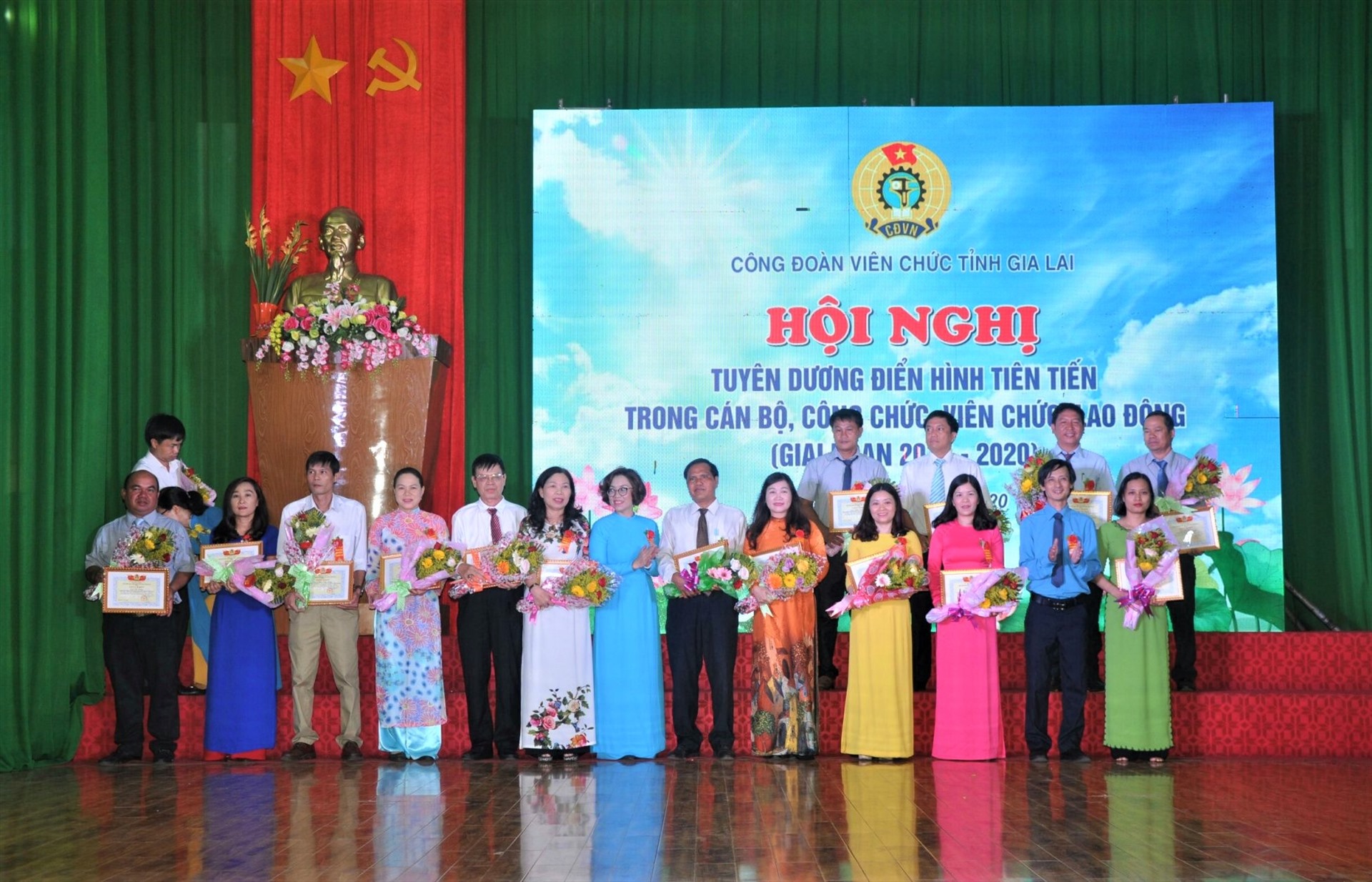 Tại Hội nghị, CĐVC Gia Lai đã tuyên dương 58 cá nhân tiêu biểu đại diện cho trên 3.200 đoàn viên Công đoàn thuộc khối CĐVC tỉnh. Ảnh
