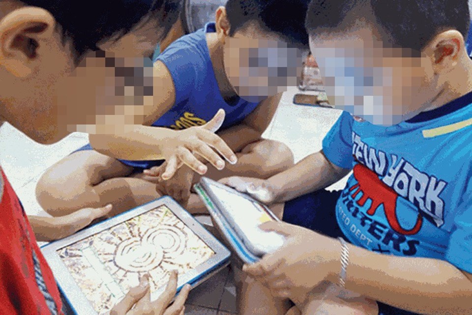 Trẻ em sử dụng thiết bị công nghệ. Ảnh Hải Nguyễn Trẻ em sử dụng thiết bị công nghệ. Ảnh Hải Nguyễn