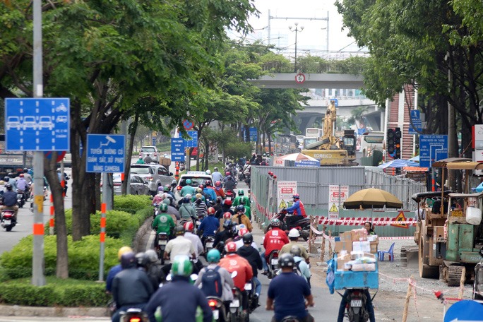 “Lô cốt” trên đường Điện Biên Phủ gây ùn tắc giao thông. Ảnh: Minh Quân