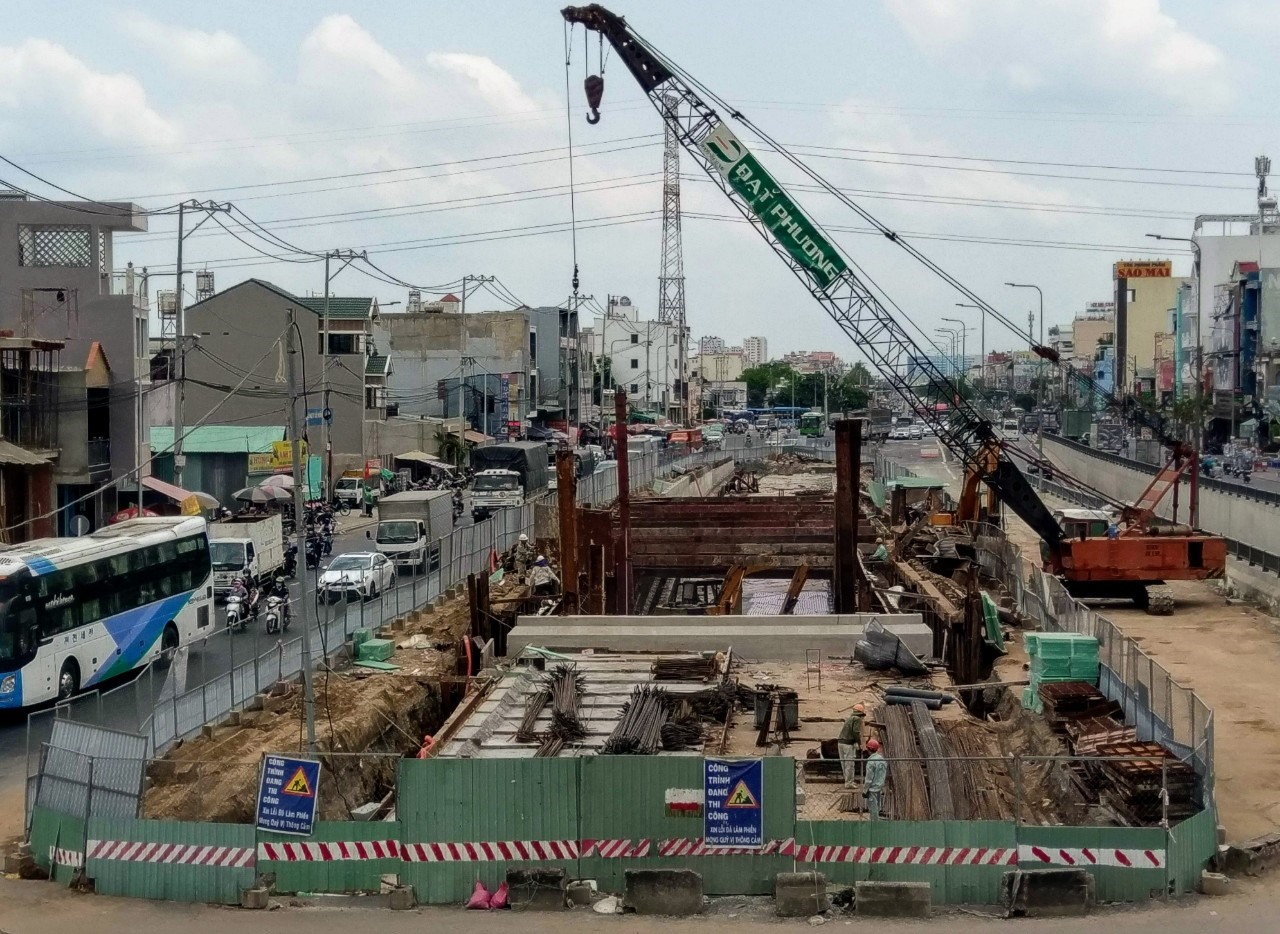 Ùn tắc giao thông ở dự án hầm chui An Sương. Ảnh: Minh Quân