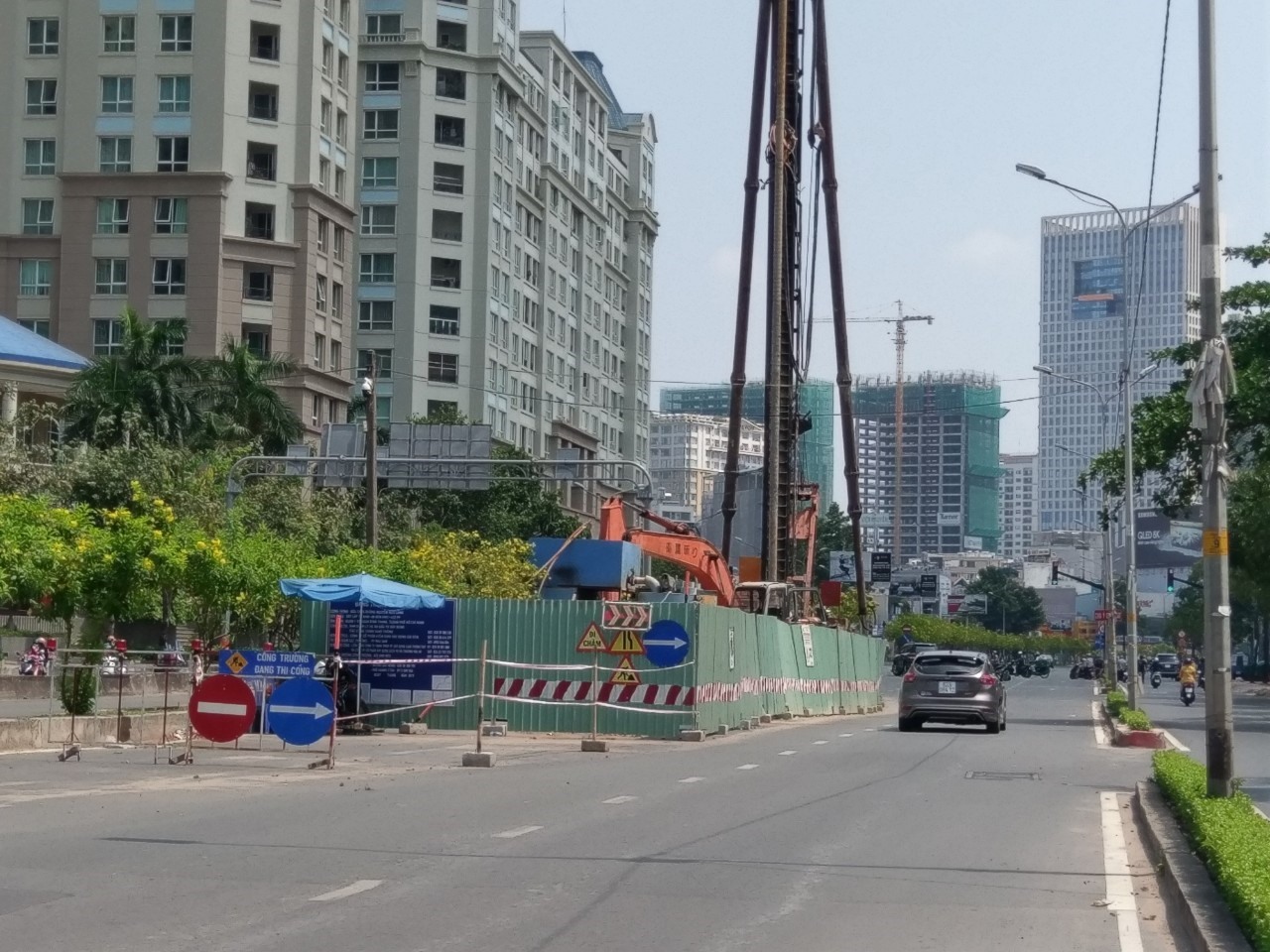 Rào chắn thi công trên đường Nguyễn Hữu Cảnh. Ảnh: Minh Quân
