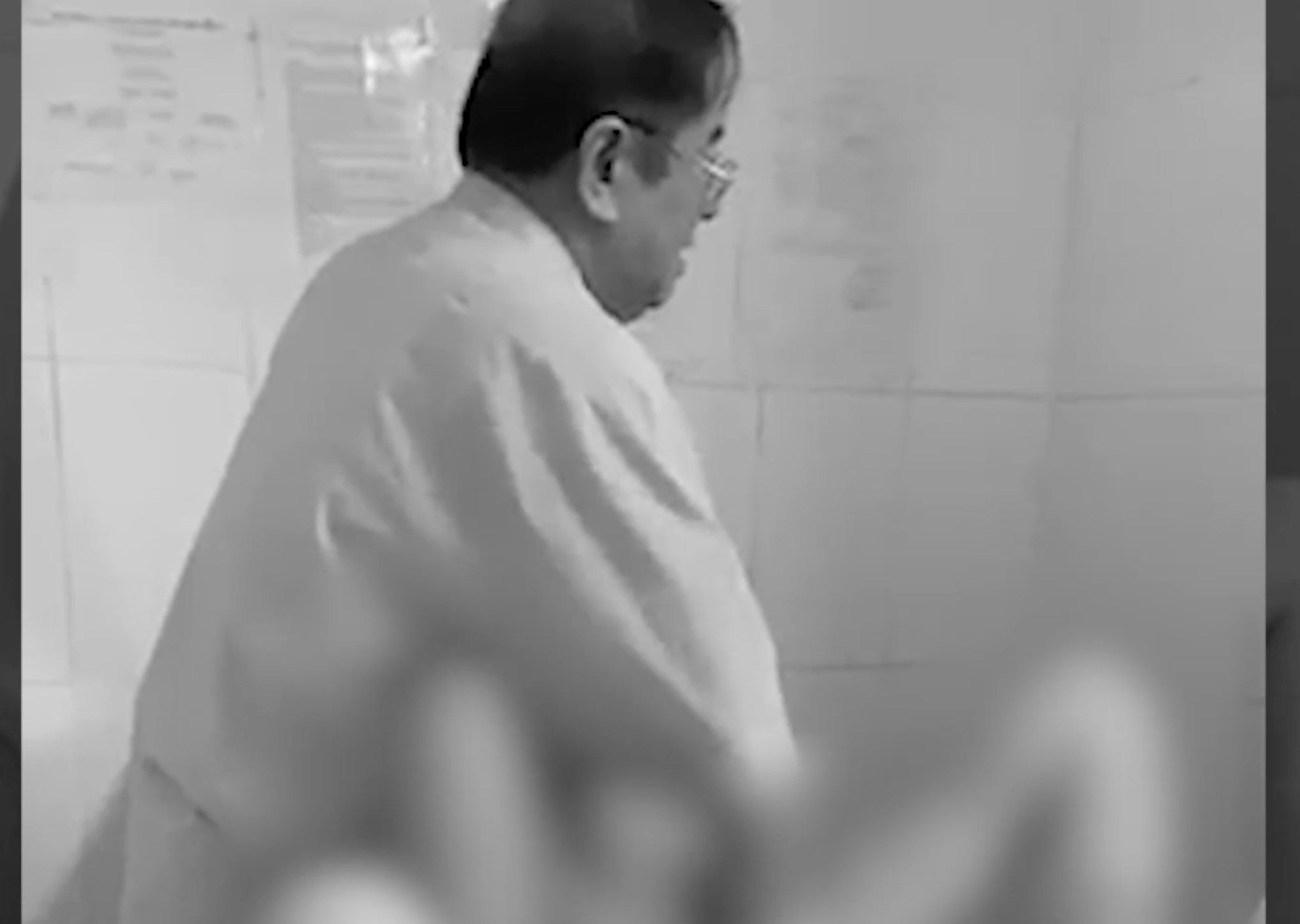 Bác sĩ Võ Thủy Phương thực hiện thủ thuật phá thai tại phòng khám của mình.
