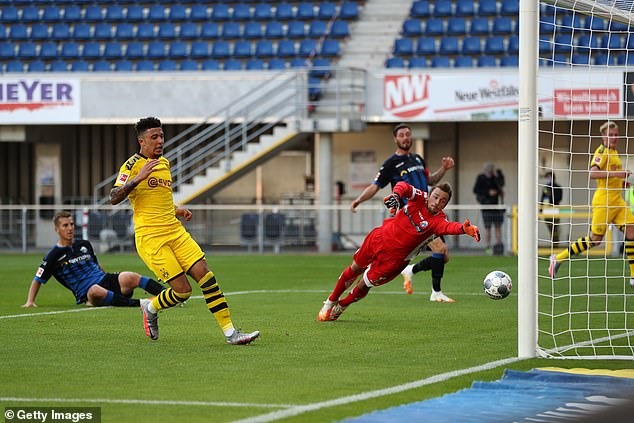Sancho lập hat-trick vào lưới Ảnh: Getty