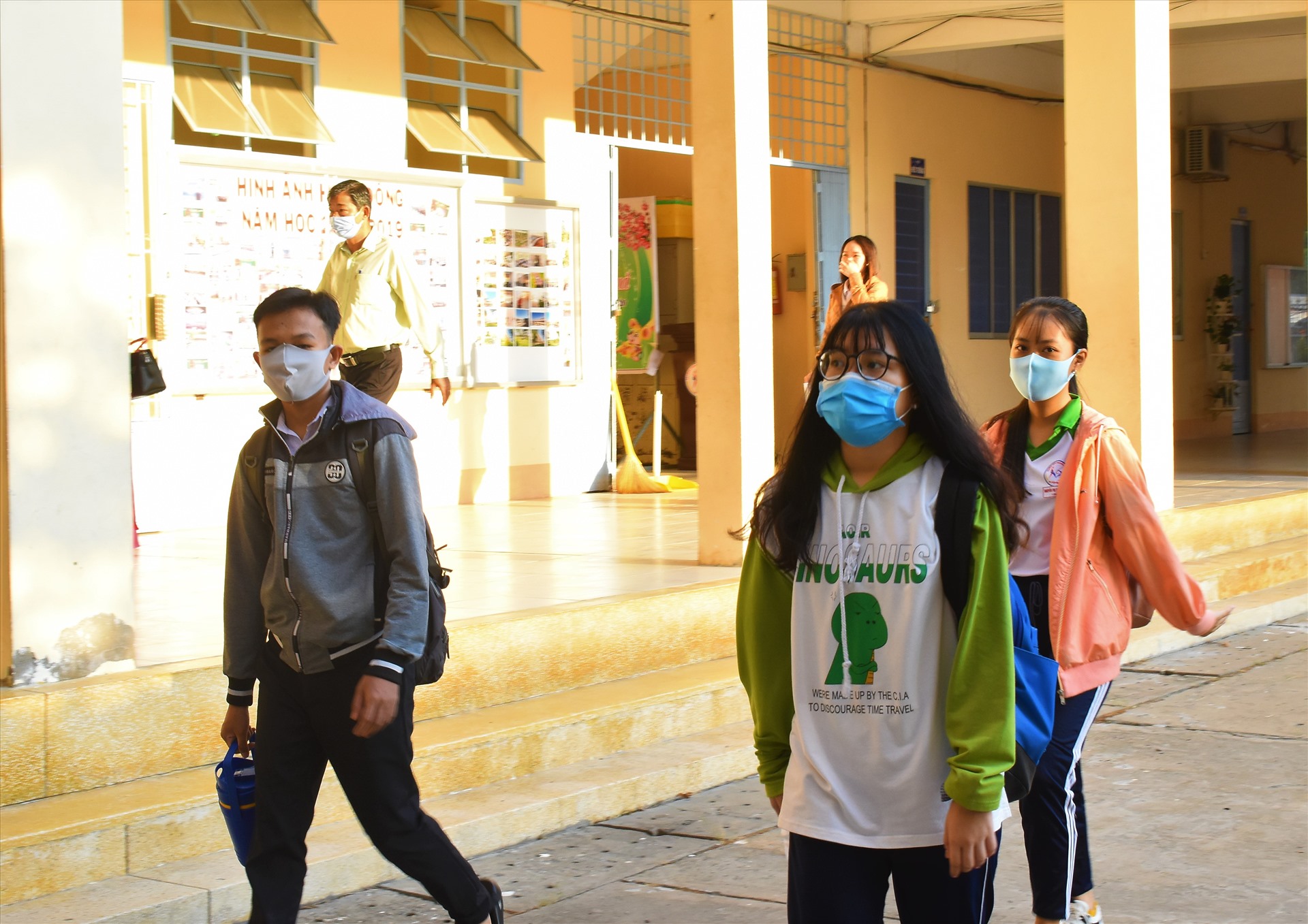 Các em học sinh đeo khẩu trang khi đi học trở lại. Ảnh: Thành Nhân