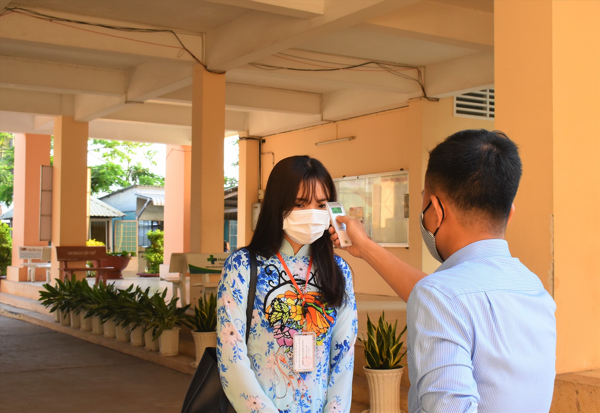 Ngoài kiểm tra thân nhiệt học sinh. Còn phải kiểm tra thân nhiệt đối với giáo viên khi vào trường giảng dạy. Ảnh: Thành Nhân