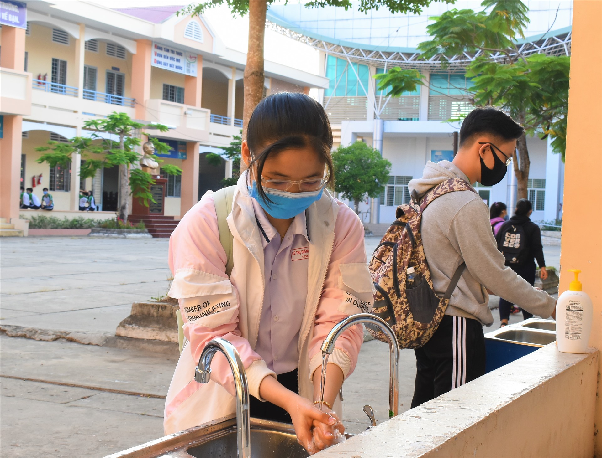 Bắt buộc khi học sinh và giáo viên vào trường phải rửa tay sát khuẩn để phòng dịch COVID-19. Ảnh: Thành Nhân