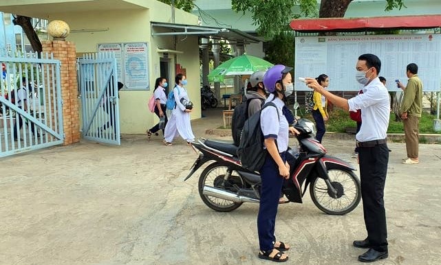 Tất cả đều được kiểm tra thân nhiệt (ảnh Nhật Hồ)