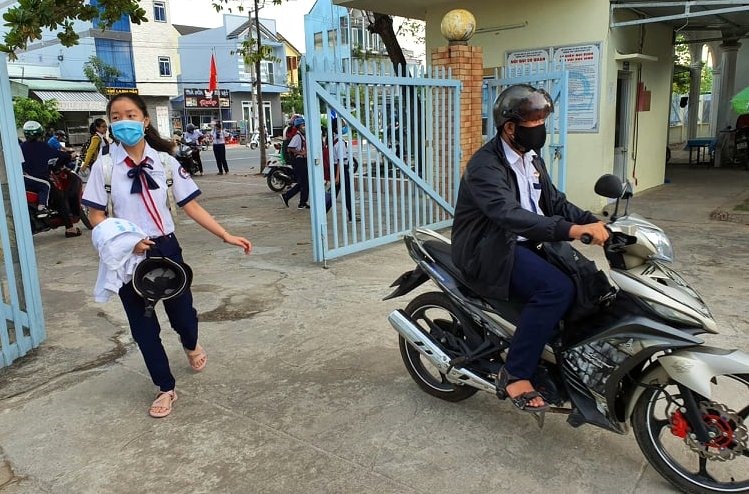 Dù còn rất sớm, nhưng học sinh muốn vào trường sau hơn 3 tháng nghỉ học (ảnh Nhật Hồ)