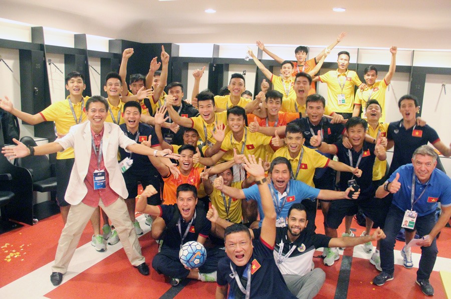 Ông Gede tham gia hỗ trợ ban huấn luyện U19 Việt Nam năm 2016. Ảnh: VFF