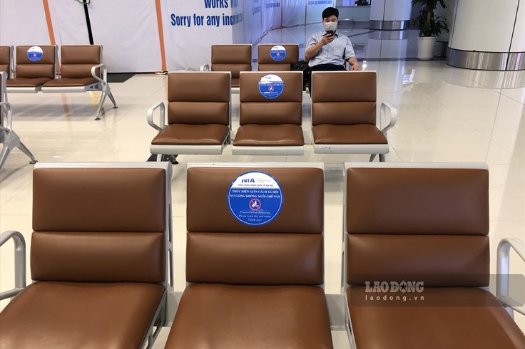 Sân bay thực hiện giãn cách xã hội đảm bảo an toàn cho hành khách Sân bay thực hiện giãn cách xã hội đảm bảo an toàn cho hành khách