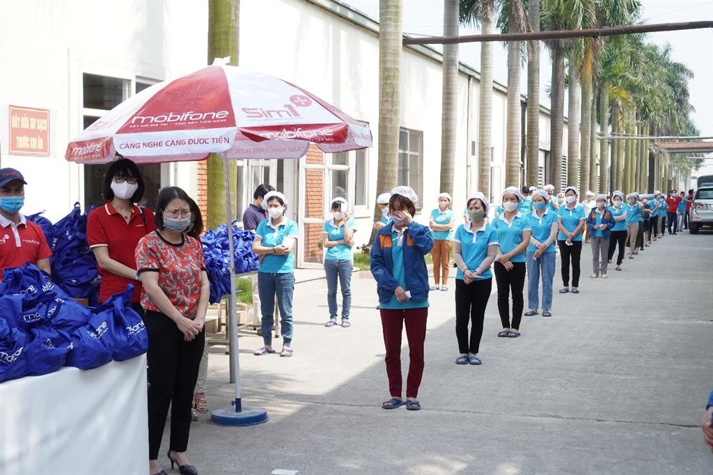Trao quà tại Công ty TNHH Vitgarment, Khu Công nghiệp Quang Minh, Mê Linh, Hà Nội. Ảnh: CĐ MobiFone