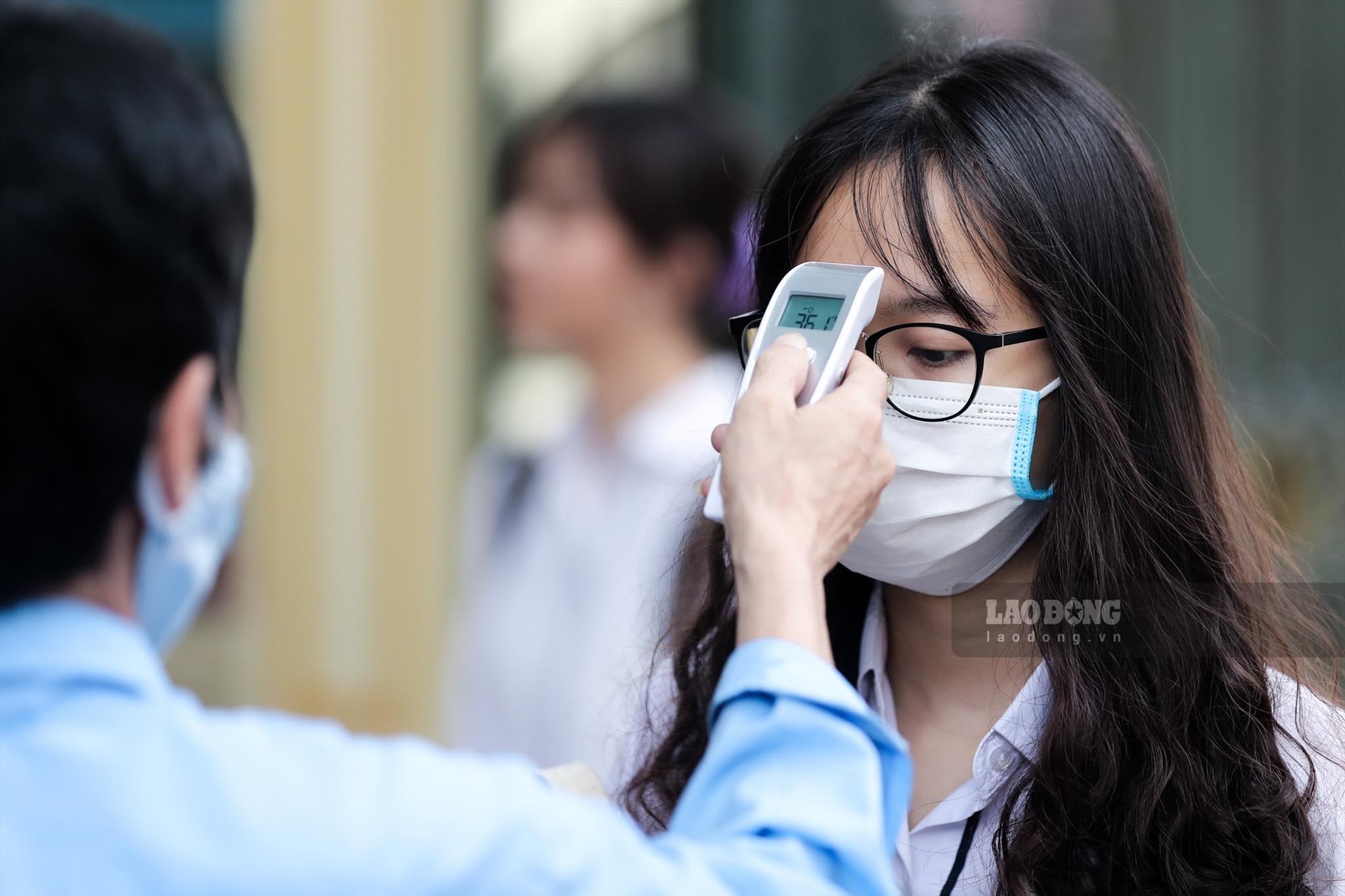 Học sinh Hà Nội được đo thân nhiệt ngày đầu quay trở lại trường học. Ảnh: Sơn Tùng