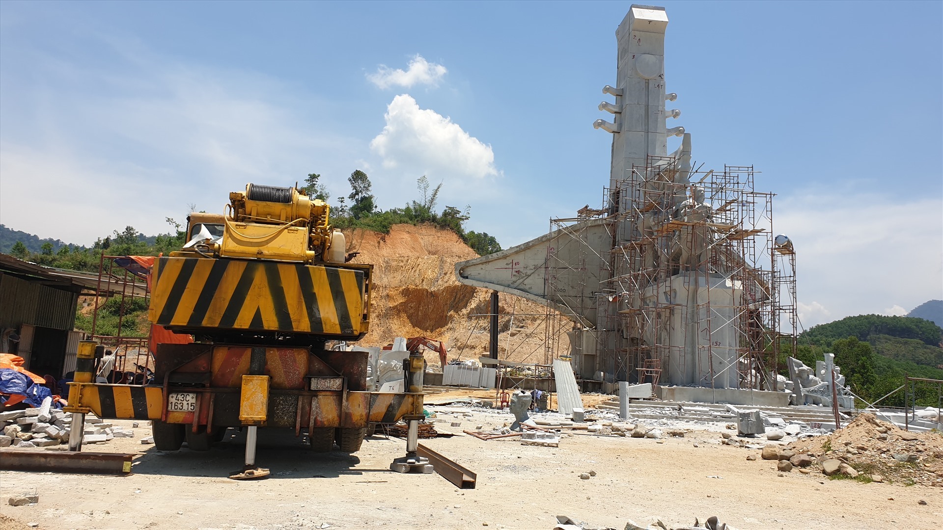 Công trình Tượng đài chiến thắng Khâm Đức, do UBND huyện Phước Sơn làm chủ đầu tư. Để xây dựng tượng đài thì phải san lấp một quả đồi, tạo mặt bằng. Dự án triển khai từ 2010, tuy nhiên kéo dài, dang dở. Đến năm 2017, dự án tái khởi động, dự kiến đến tháng 8.2020 sẽ hoàn thành. Tuy nhiên đến nay, nhiều hạng mục dự án chưa hoàn thành, máy móc, vật liệu xây dựng được tập kết ngổn ngang.