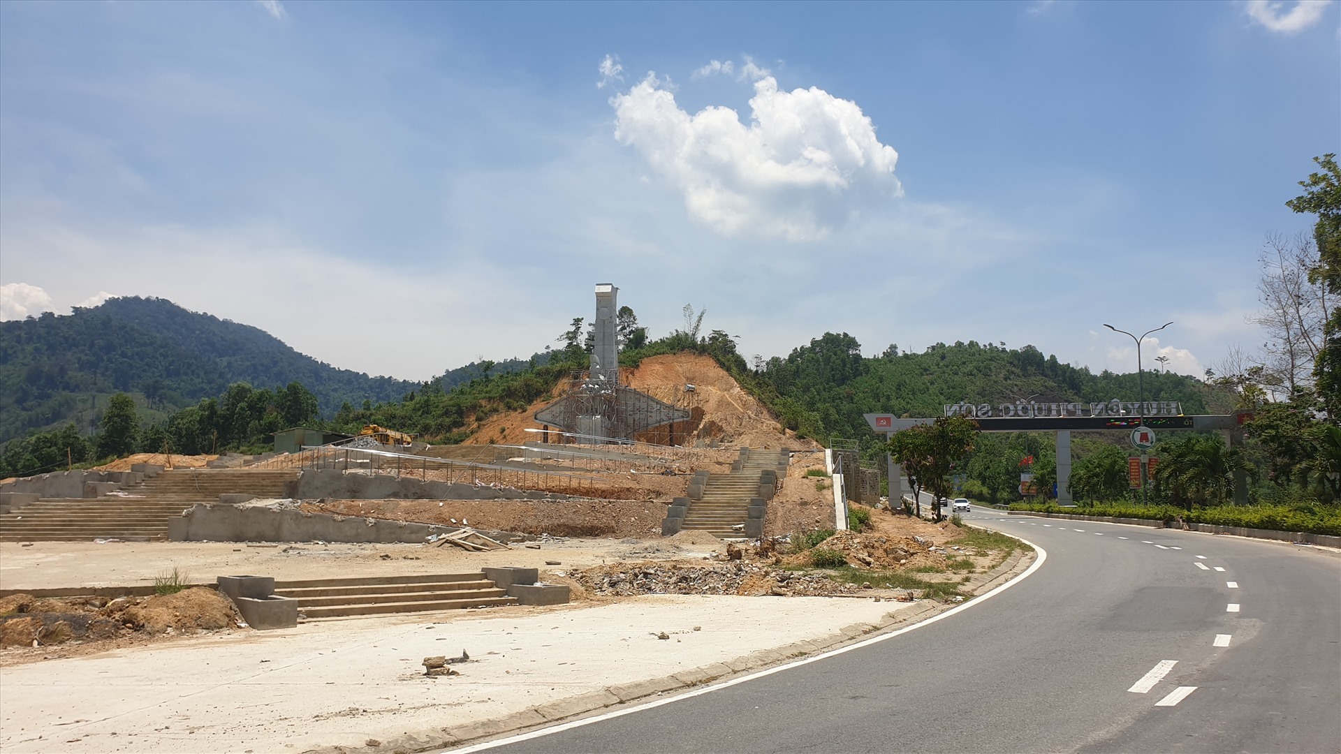 Tượng đài được xây dựng cạnh đường Hồ Chí Minh, thuộc thị trấn Khâm Đức (huyện Phước Sơn).