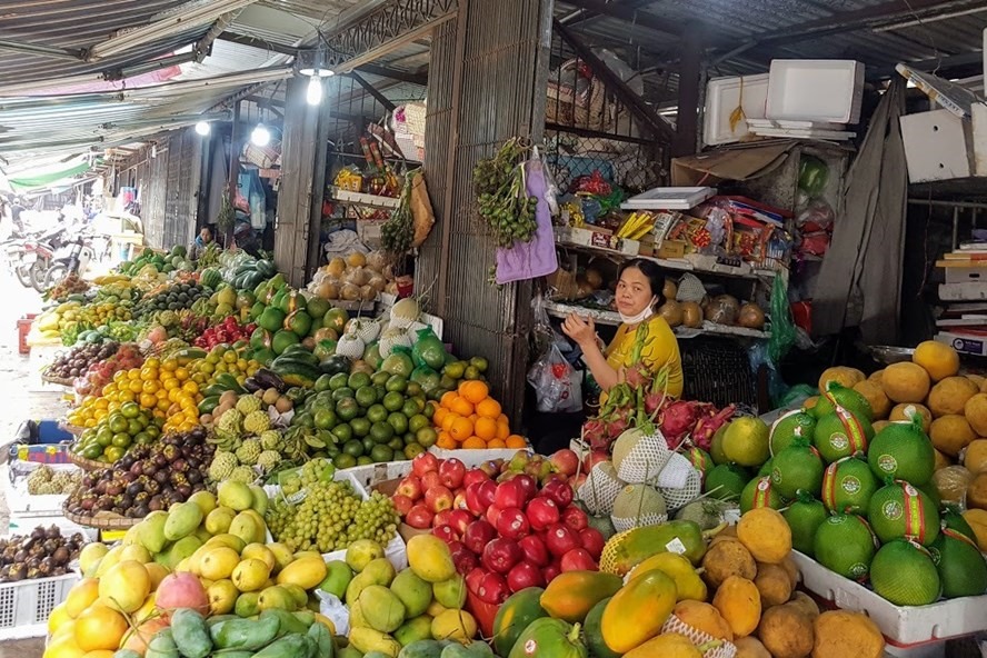 Hoa quả mùa hè giá rẻ hơn mọi năm, nhưng sức bán ra không cao. Ảnh: Khánh Vũ