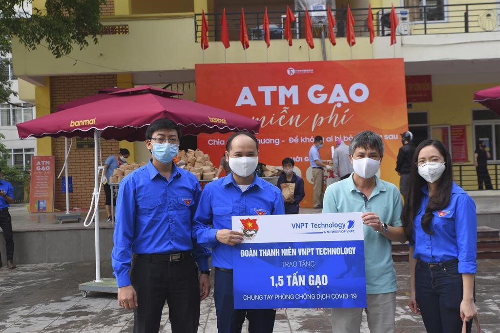 Đoàn Thanh niên Công ty VNPT Technology đã tổ chức hoạt động trao tặng 1,5 tấn gạo cho Ủy ban Mặt trận tổ quốc quận Cầu Giấy. Ảnh: Công đoàn VNPT